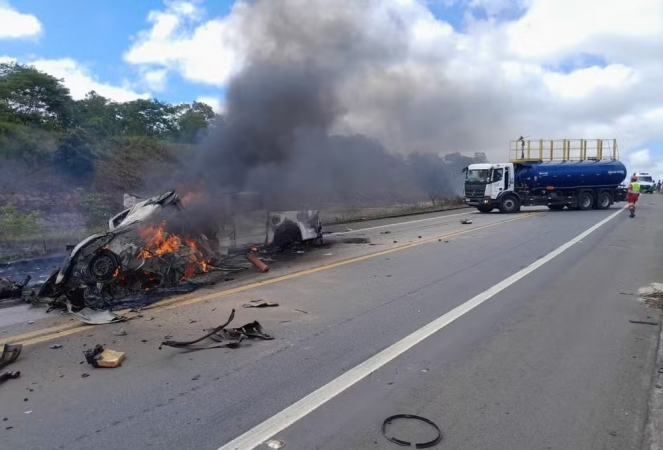 Carro totalmente destruído e em chamas após acidente em um trecho da BR-101 que corta o município de Mucuri, na Bahia, perto da divisa com o Espírito Santo