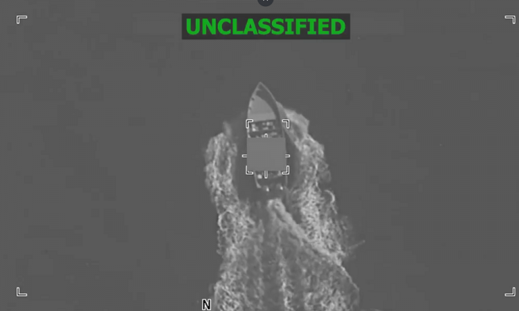 Vídeo publicado pelo Exército dos EUA mostra embarcação sendo abatida no Pacífico