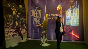 Um jornalista recria o famoso gol da “mão de Deus”, marcado pelo ex-jogador argentino Diego Maradona na Copa do Mundo do México de 1986, na partida contra a Inglaterra, durante a apresentação à imprensa do parque temático “Diego Vive”, dedicado a Diego Maradona e com atividades inspiradas na vida e nas conquistas do ídolo do futebol argentino, em Barcelona