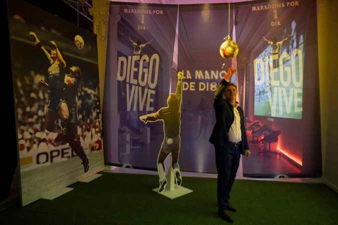 Um jornalista recria o famoso gol da “mão de Deus”, marcado pelo ex-jogador argentino Diego Maradona na Copa do Mundo do México de 1986, na partida contra a Inglaterra, durante a apresentação à imprensa do parque temático “Diego Vive”, dedicado a Diego Maradona e com atividades inspiradas na vida e nas conquistas do ídolo do futebol argentino, em Barcelona