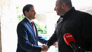 O secretário de Estado dos EUA, Marco Rubio, e o secretário do Conselho de Segurança Nacional e Defesa da Ucrânia, Rustem Umerov, apertam as mãos após falarem com jornalistas depois da reunião em Hallandale Beach, na Flórida