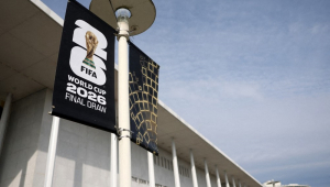 A sinalização do sorteio final da Copa do Mundo da FIFA 2026 é exibida do lado de fora do Kennedy Center