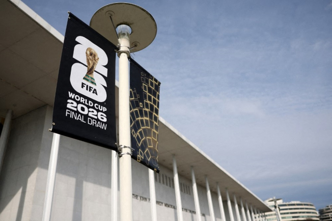 A sinalização do sorteio final da Copa do Mundo da FIFA 2026 é exibida do lado de fora do Kennedy Center