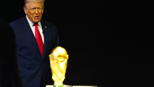 O presidente dos Estados Unidos, Donald Trump, chega ao palco para participar do sorteio da Copa do Mundo