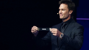 Tom Brady, exibe o cartão com o nome do Brasil durante o sorteio da Copa do Mundo
