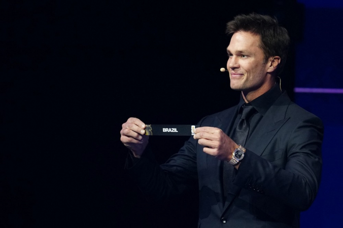 Tom Brady, exibe o cartão com o nome do Brasil durante o sorteio da Copa do Mundo
