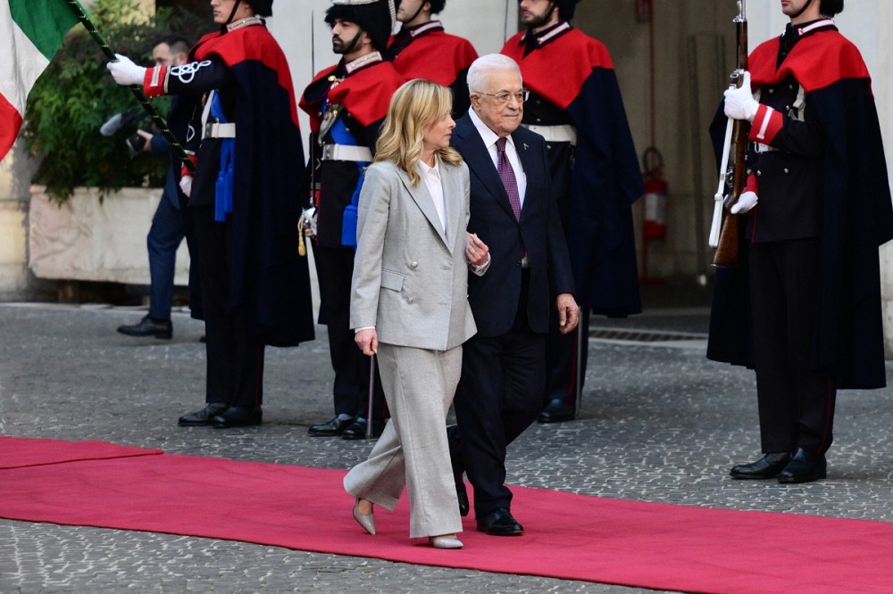 A primeira-ministra da Itália, Giorgia Meloni, recebe o presidente da Autoridade Palestina, Mahmoud Abbas, no Palácio Chigi, antes de reunião em Roma