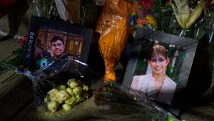 Fotos emolduradas das vítimas do tiroteio em massa, Mukhammad Aziz Amurzokov e Ella Cook