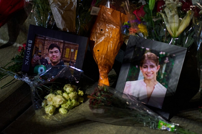 Fotos emolduradas das vítimas do tiroteio em massa, Mukhammad Aziz Amurzokov e Ella Cook