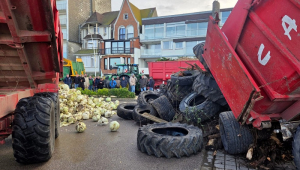 Cerca de 30 integrantes dos sindicatos agrícolas FDSEA e JA protestam com tratores, pneus, esterco, galhos e repolhos em frente à casa do casal presidencial francês, na cidade litorânea de Le Touquet, no norte da França