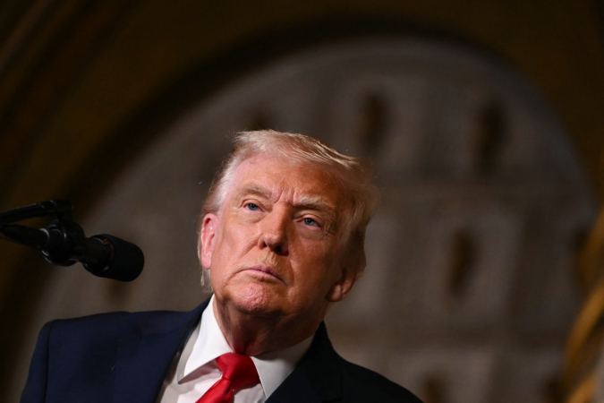 O presidente dos EUA, Donald Trump, responde a perguntas de jornalistas após anunciar a nova iniciativa "Golden Fleet" da Marinha dos EUA