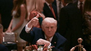 O presidente dos Estados Unidos, Donald Trump, faz sinal de positivo ao participar de um jantar de Natal em seu resort Mar-a-Lago, em Palm Beach, na Flórida