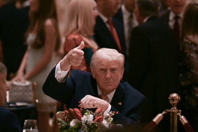 O presidente dos Estados Unidos, Donald Trump, faz sinal de positivo ao participar de um jantar de Natal em seu resort Mar-a-Lago, em Palm Beach, na Flórida