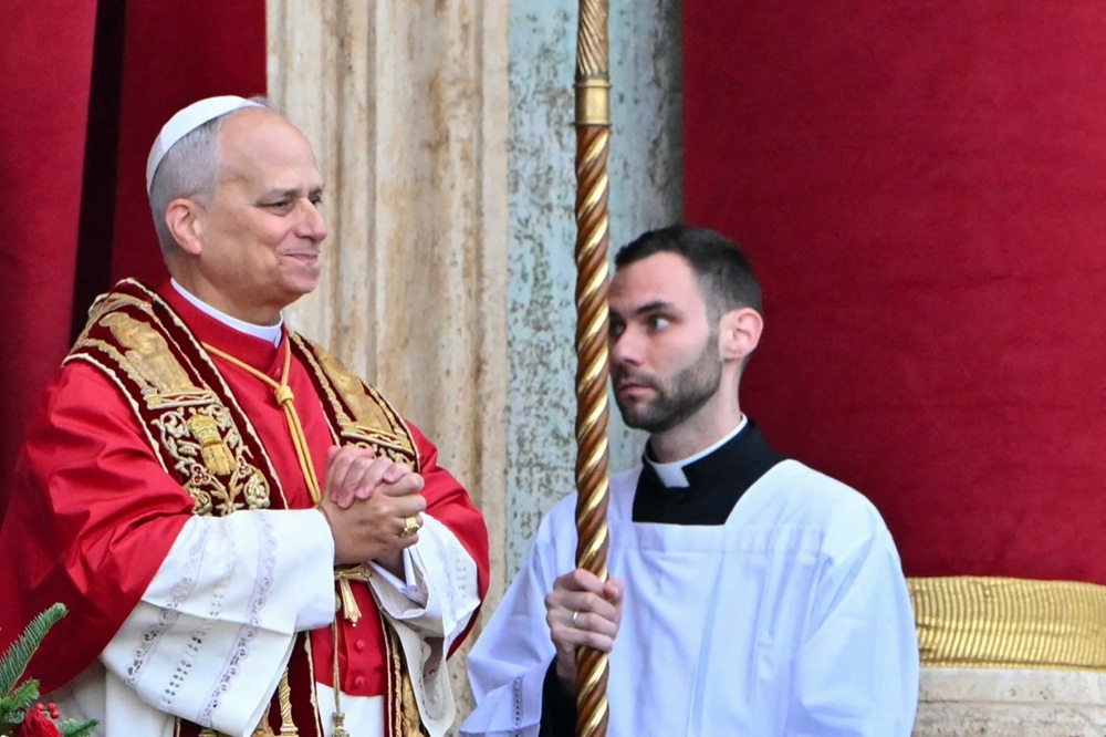 Papa Leão XIV aparece na sacada central da Basílica de São Pedro após proferir a mensagem e conceder a bênção urbi et orbi