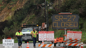 Equipes de trabalho atuam em um bloqueio na State Route 27 e na Pacific Coast Highway devido às fortes tempestades que atingiram o sul da Califórnia