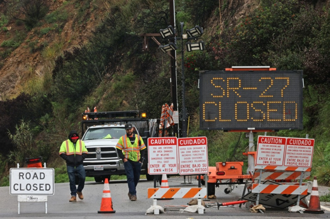 Equipes de trabalho atuam em um bloqueio na State Route 27 e na Pacific Coast Highway devido às fortes tempestades que atingiram o sul da Califórnia