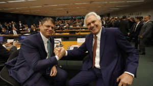 Os governadores de São Paulo, Tarcísio de Freitas (Republicanos)(e), e de Goiás, Ronaldo Caiado (União Brasil), participam na manhã desta terça-feira, 2, de audiência pública conduzida pela comissão especial que discute a Proposta de Emenda à Constituição (PEC) da Segurança Pública