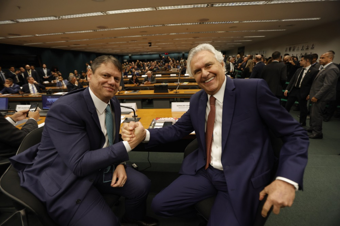 Os governadores de São Paulo, Tarcísio de Freitas (Republicanos)(e), e de Goiás, Ronaldo Caiado (União Brasil), participam na manhã desta terça-feira, 2, de audiência pública conduzida pela comissão especial que discute a Proposta de Emenda à Constituição (PEC) da Segurança Pública