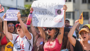 Manifestantes participaram de protesto realizado na tarde deste domingo, 7, na Praia de Copacabana, na zona sul da cidade do Rio de Janeiro, contra o feminicídio