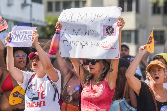 Manifestantes participaram de protesto realizado na tarde deste domingo, 7, na Praia de Copacabana, na zona sul da cidade do Rio de Janeiro, contra o feminicídio