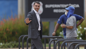 O senador Flávio Bolsonaro (PL-RJ)(c) na sede da Superintendência da Polícia Federal, em Brasília (DF), após visitar o seu pai, o ex-presidente Jair Messias Bolsonaro