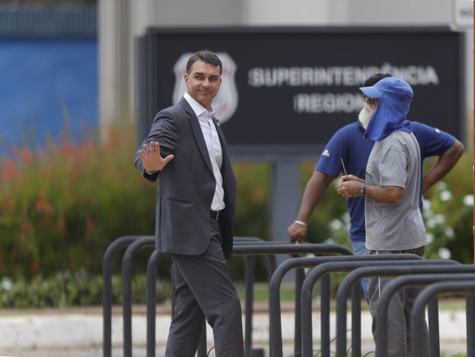 Flávio diz que a não reeleição de Lula vai ‘salvar’ seu pai da prisão
