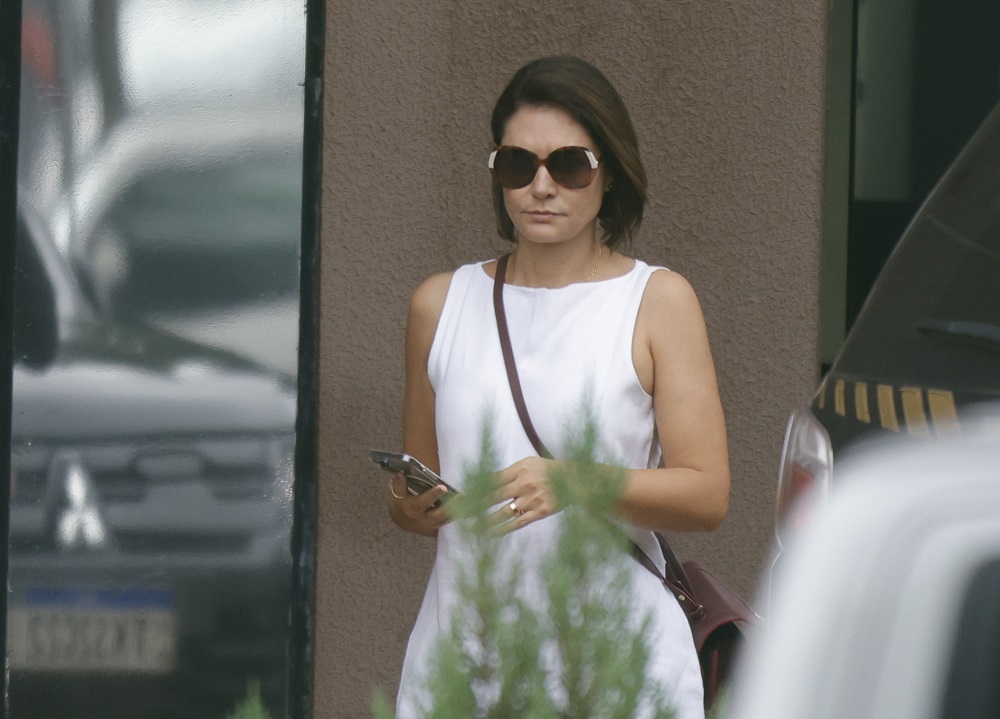 A ex-primeira-dama Michelle Bolsonaro deixa a sede da Superintendência da Polícia Federal, em Brasília