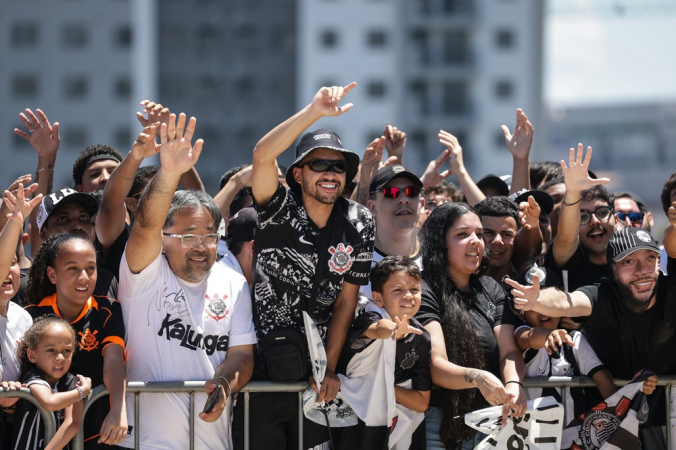 Torcedores do Corinthians comemoram o título na Arena em evento com os jogadores do time