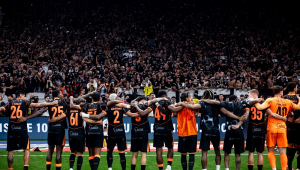 Jogadores do Corinthians comemoram com a torcida a classificação á final da Copa do Brasil