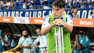 De muletas, Villalba acompanha o jogo entre Cruzeiro e Corinthians, no Mineirão