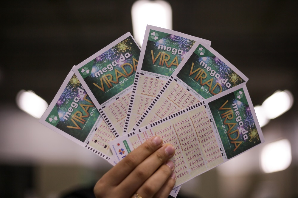 Cartelas da Mega da Virada são vistas sendo preenchidas por apostadores