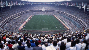 Torcedores observam abertura da Copa do Mundo de Futebol de 86, realizada no estádio Azteca