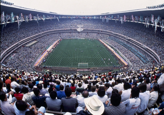 Torcedores observam abertura da Copa do Mundo de Futebol de 86, realizada no estádio Azteca
