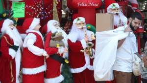 Movimentação consumidores na esquina Rua 25 de Março, no centro de São Paulo
