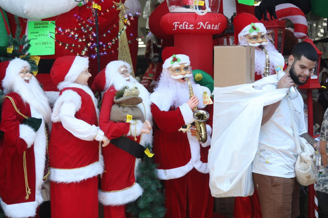 Movimentação consumidores na esquina Rua 25 de Março, no centro de São Paulo