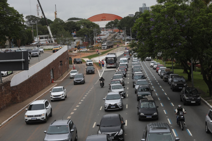 Tr&acirc;nsito intenso na Avenida Washington Luiz, na zona sul da cidade de S&atilde;o Paulo