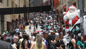 Consumidores saem às compras de Natal nas lojas da Rua 25 de Março, na região central de São Paulo