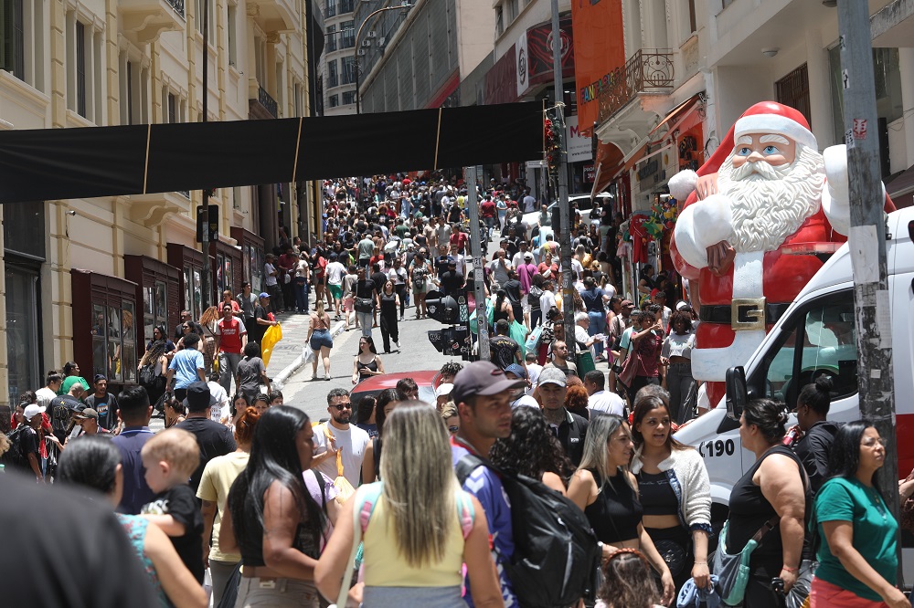 Consumidores saem às compras de Natal nas lojas da Rua 25 de Março, na região central de São Paulo