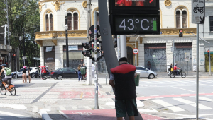 Termômetro de rua marca 43ºC na região central da capital paulista