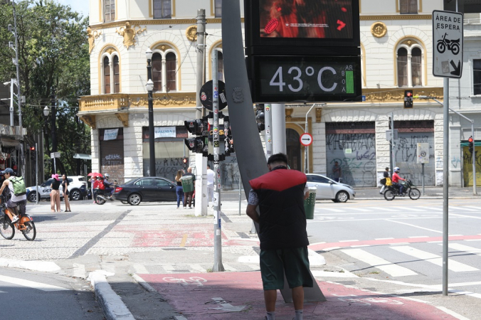 Termômetro de rua marca 43ºC na região central da capital paulista