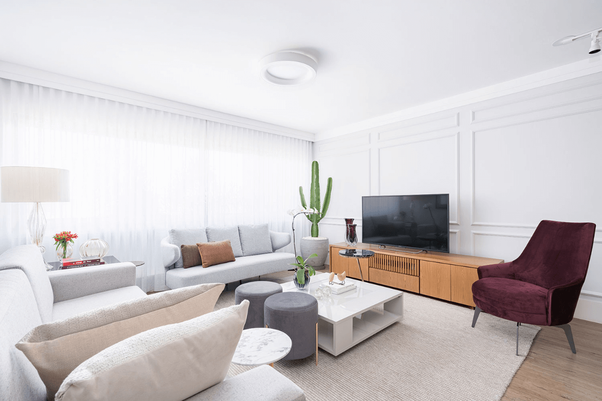 A boiserie retomou seu espaço nos projetos de interiores com uma estética mais atual 