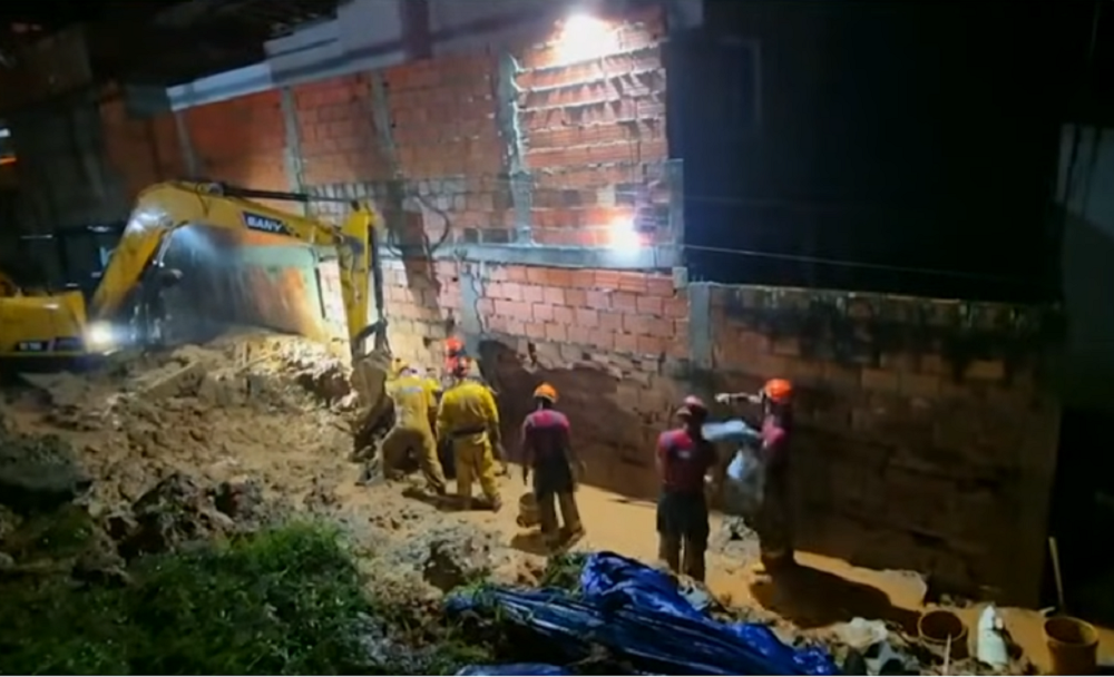 Equipe de resgate atua após deslizamento na cidade de Ilhabela, litoral norte de São Paulo