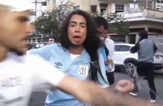 Aline Gomes, repórter da Caze TV, foi agredida por torcedor enquanto cobria movimentação do lado de fora da Vila Belmiro