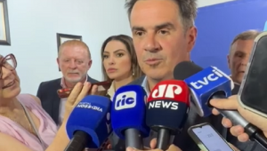 O senador Ciro Nogueira fala com jornalistas após reunião com diretório do PP no Paraná