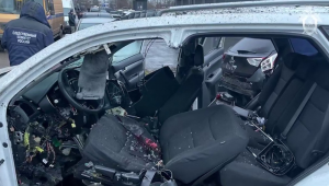 Investigador trabalha no local do atentado com carro-bomba no sul de Moscou, onde o tenente-general Fanil Sarvarov, chefe do departamento de treinamento do Estado-Maior, foi morto