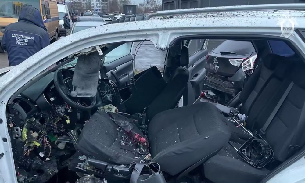 Investigador trabalha no local do atentado com carro-bomba no sul de Moscou, onde o tenente-general Fanil Sarvarov, chefe do departamento de treinamento do Estado-Maior, foi morto