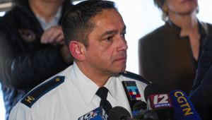 Coronel Oscar L. Perez, chefe de polícia do Departamento de Polícia de Providence, discursa durante uma coletiva de imprensa perto do campus da Universidade Brown em Providence, Rhode Island