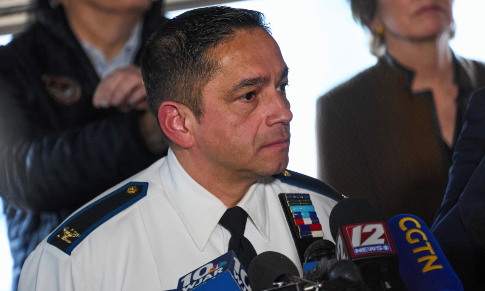 Coronel Oscar L. Perez, chefe de polícia do Departamento de Polícia de Providence, discursa durante uma coletiva de imprensa perto do campus da Universidade Brown em Providence, Rhode Island
