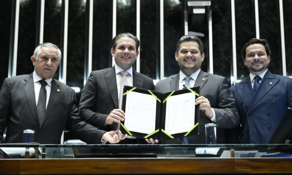 Congresso promulga emenda que autoriza professor a acumular cargo de qualquer natureza