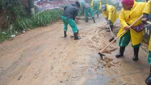 Petrópolis tem ruas submersas, escolas e comércio fechados após forte temporal